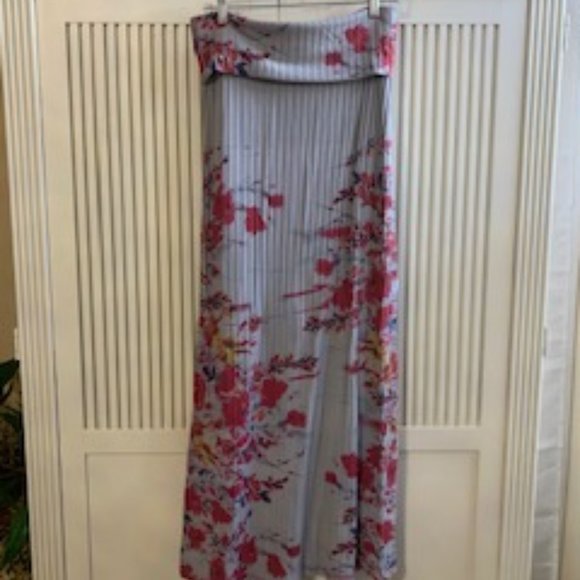 Long Gray ribbed maxi skirt with flowers - Picture 3 of 3